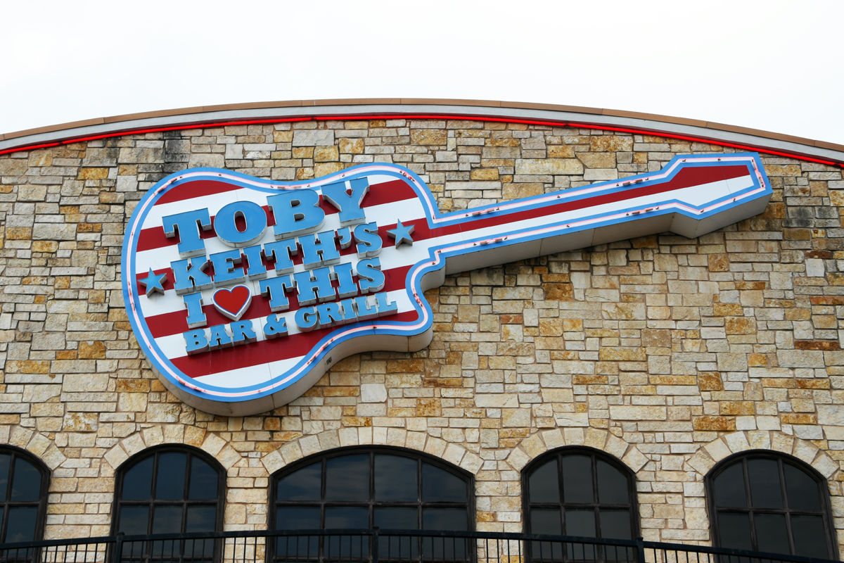 003 Dinner at Toby Keith's I Love this Bar.JPG